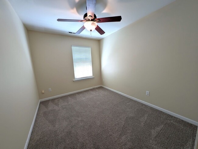 Building Photo - Charming, 2 Story End Unit Townhouse located in the Glenlea Park Community!