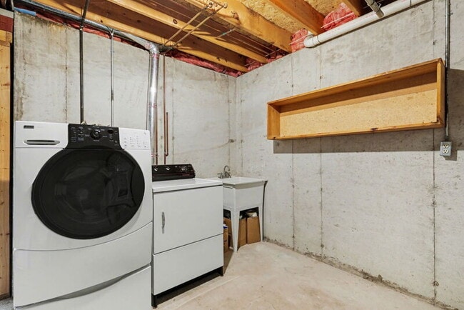 Building Photo - 4319 Valley Hollow Dr NE