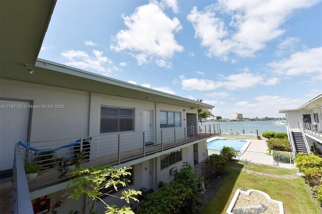 Building Photo - 2250 Bay Dr