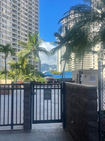 Building Photo - 411 Hobron Ln