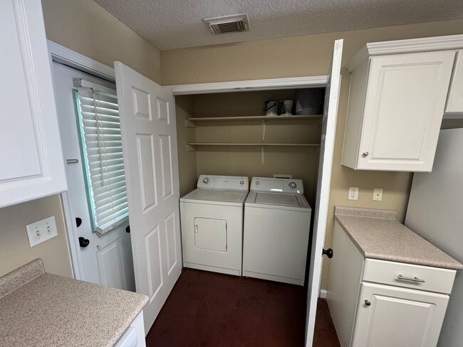 Building Photo - 2 Bed 1 Bath Duplex