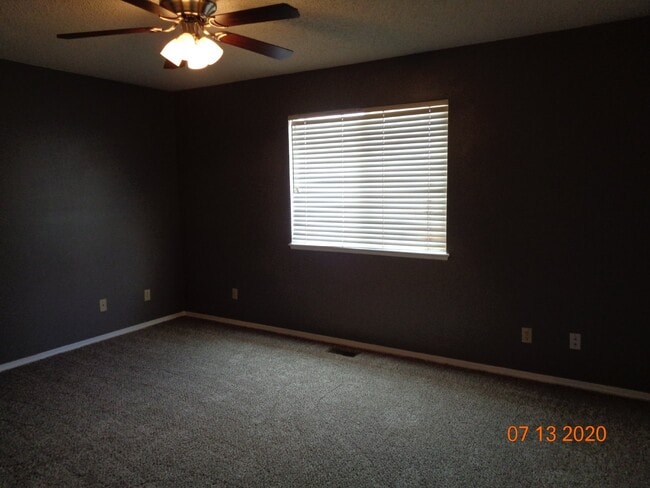 Building Photo - Great location close to shopping, gyms and entertainment.