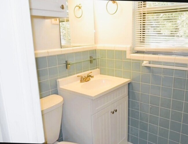 Building Photo - Spacious 4 Bed 2 Bath with Enclosed Patio ...