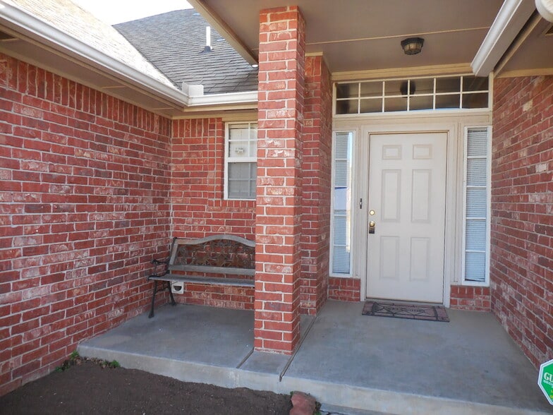 Entry - 8420 NW 106th St