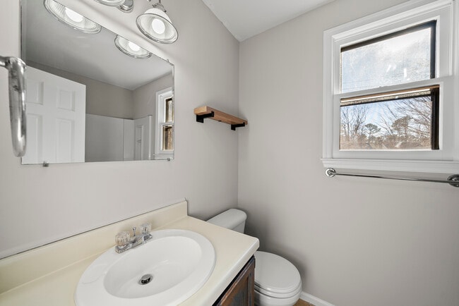 Building Photo - 7404 N Thorncliff Pl