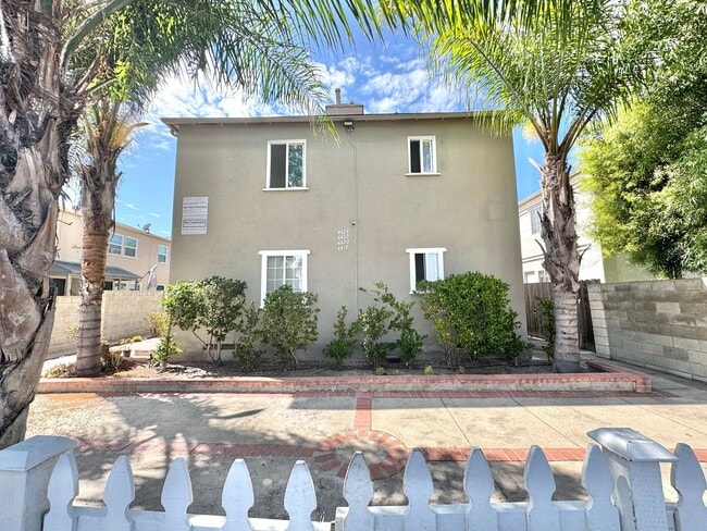 Building Photo - An apartment with character! Hardwood floors, built-ins - TOP FLOOR - 1 Bed / 1 Bath!