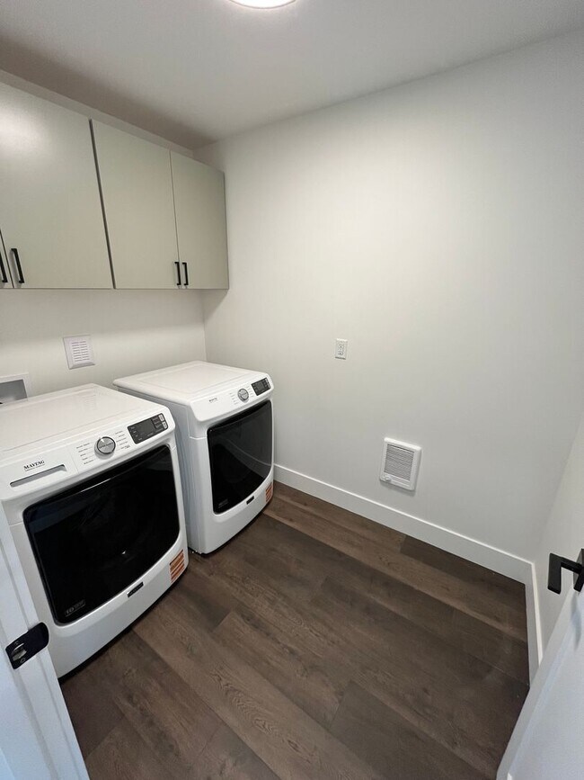 Building Photo - New Construction Townhome in Sisters