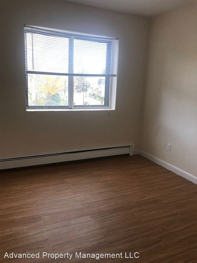 Building Photo - 1045 River St