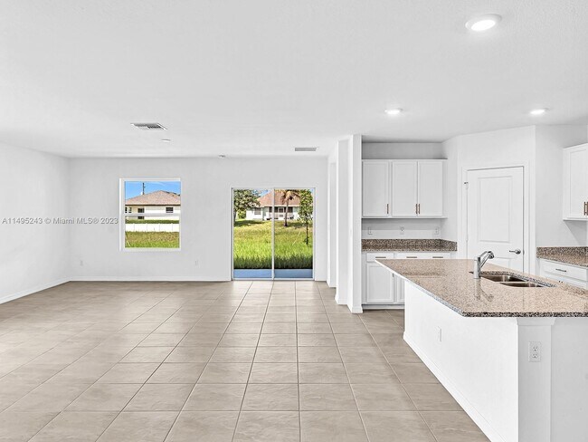 Building Photo - 2033 SW Castinet Ln
