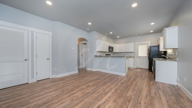 Building Photo - 2bd, 1 ba Rental Available Near Downtown C...