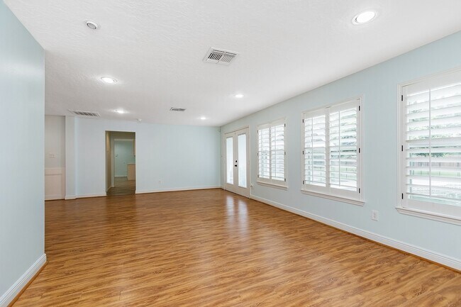 Building Photo - 5511 Greentree Dr