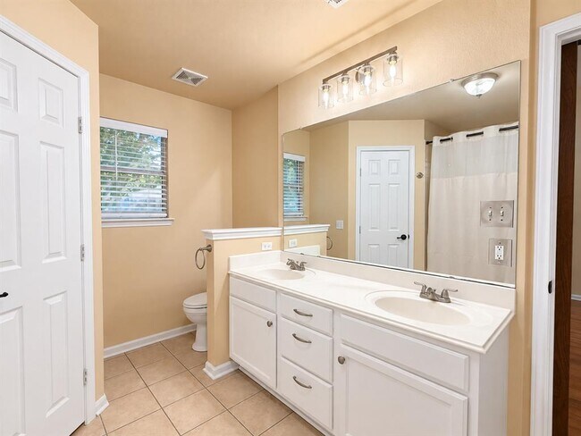 Building Photo - 807 Hilltop Dr