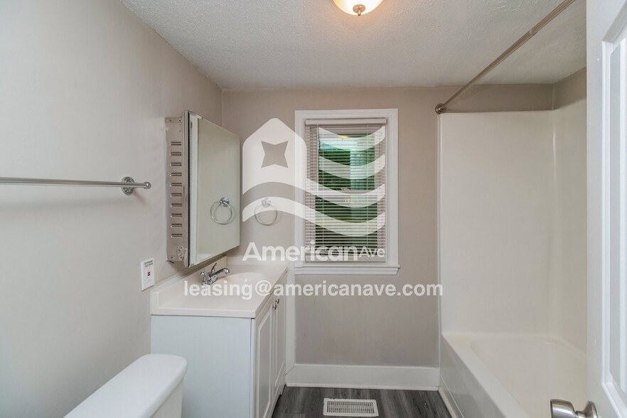 Building Photo - 536 Hickory Ave