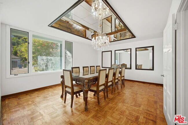 Building Photo - 2846 Royston Pl