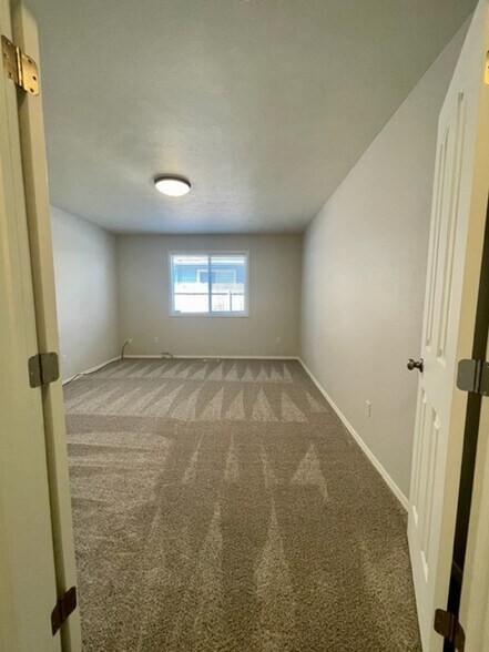 Building Photo - 5008 N Rothmans Ave