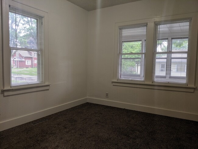 Building Photo - Nice 2-Bedroom Home for Rent in North Central Elkhart