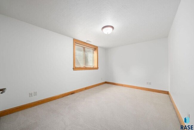 Building Photo - Charming Multi-Level Home! Large Backyard,...