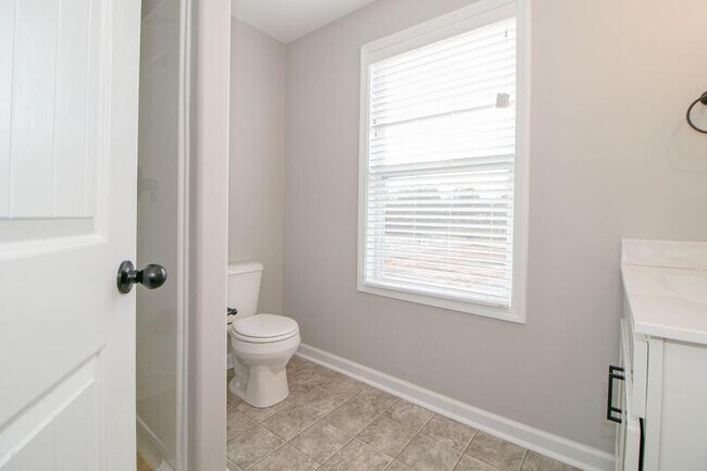 Building Photo - 1115-H2 Hillwood Drive