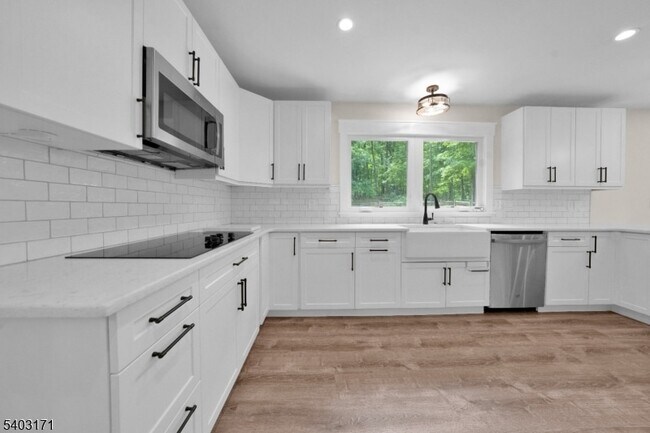 Building Photo - 422 Hollow Rd