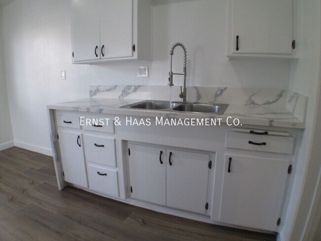 Building Photo - 230 E Hullett St