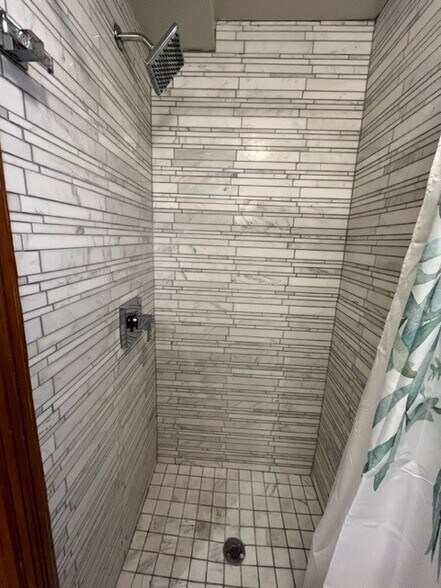 Shower - 1930 Bank St