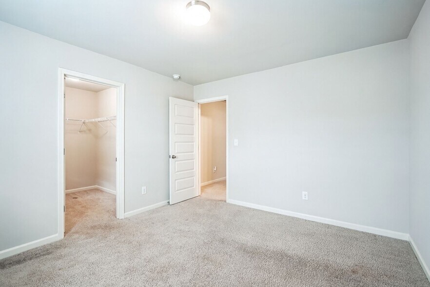 Building Photo - 301 Claudia Dr