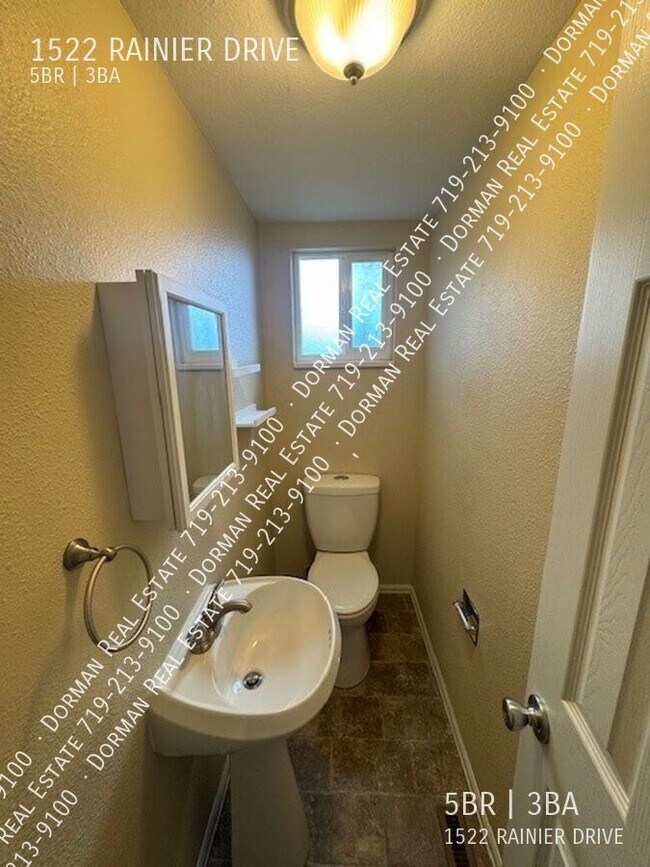 Building Photo - 1522 Rainier Dr