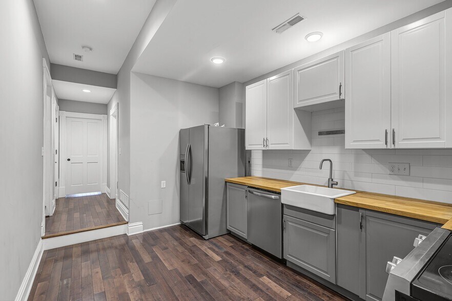 Building Photo - 2111 Menard St