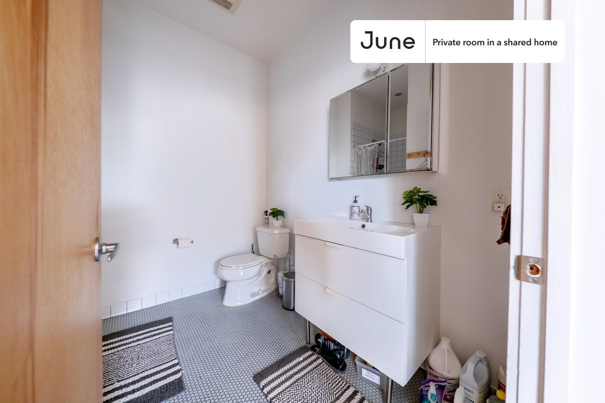 Building Photo - Private bedroom in 5 bed/2 bath Home