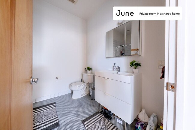 Building Photo - Private bedroom in 5 bed/2 bath Home