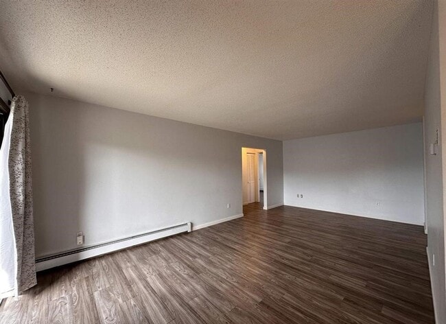 Building Photo - 2 Bedroom 1 Bathroom Condo Heat/Water Paid!