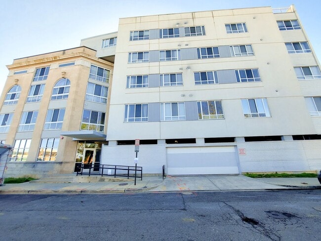 Building Photo - Modern and Bright 1 BR 1 BA in 16th St Heights