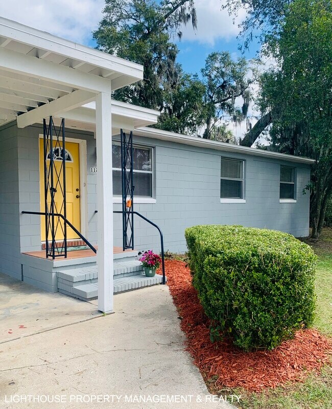 Building Photo - Large 4 Bed/1.5 Home with New Kitchen!