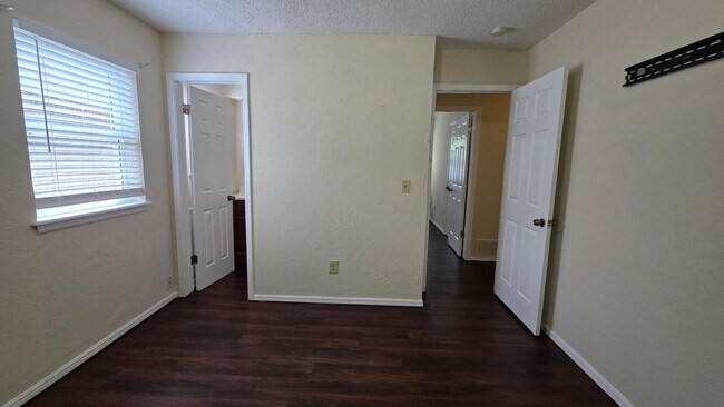 Building Photo - 3 Bed 1 bath home in MWC.
