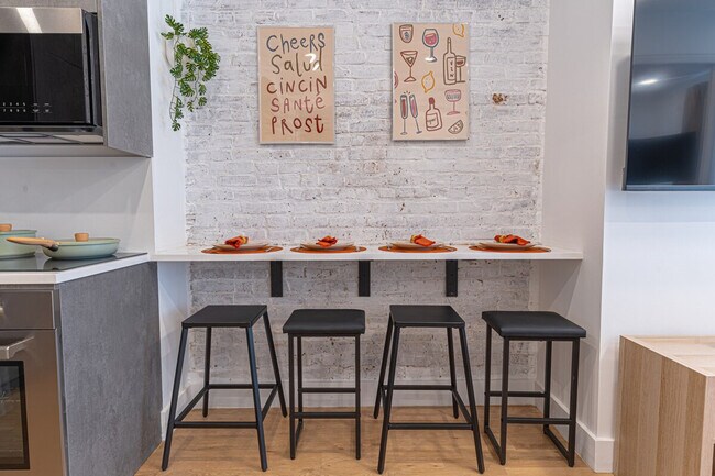 Building Photo - 625 Wilson Ave