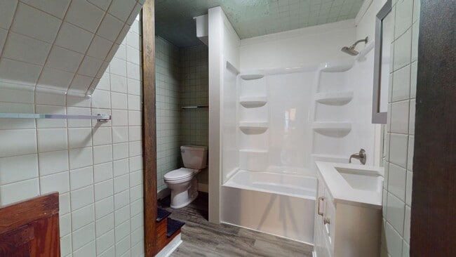 Building Photo - SINGLE FAMILY HOUSE!  4 BEDROOMS + 2 FULL ...