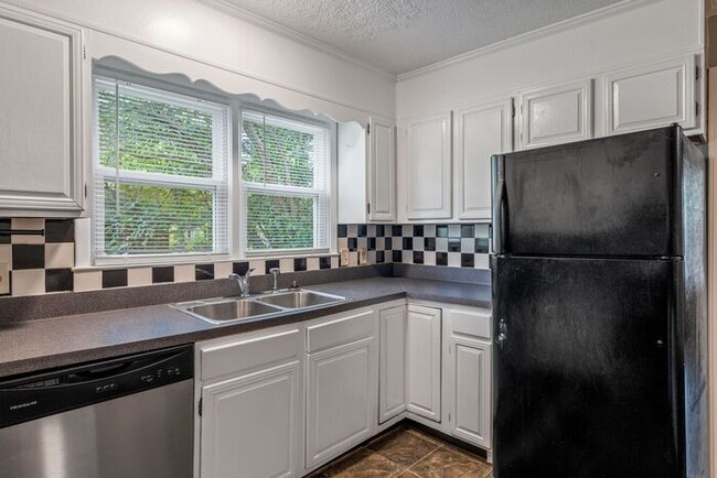 Building Photo - Home off Freeman Mill, Living Room Plus De...
