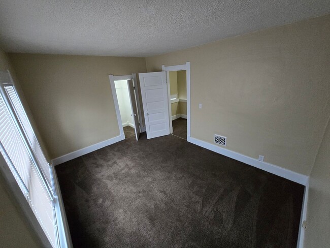 Building Photo - 3 Bedroom House