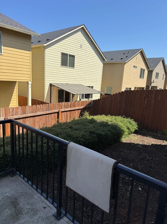 Building Photo - Amazing 3 bedroom home