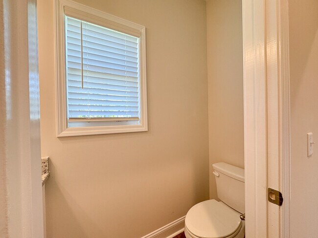 Building Photo - 102 Skye Dr