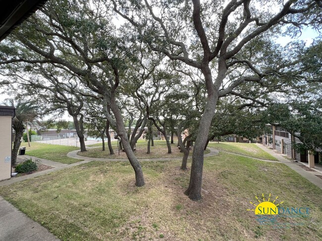 Building Photo - Stunning Spanish Villas Condo in Fort Walt...