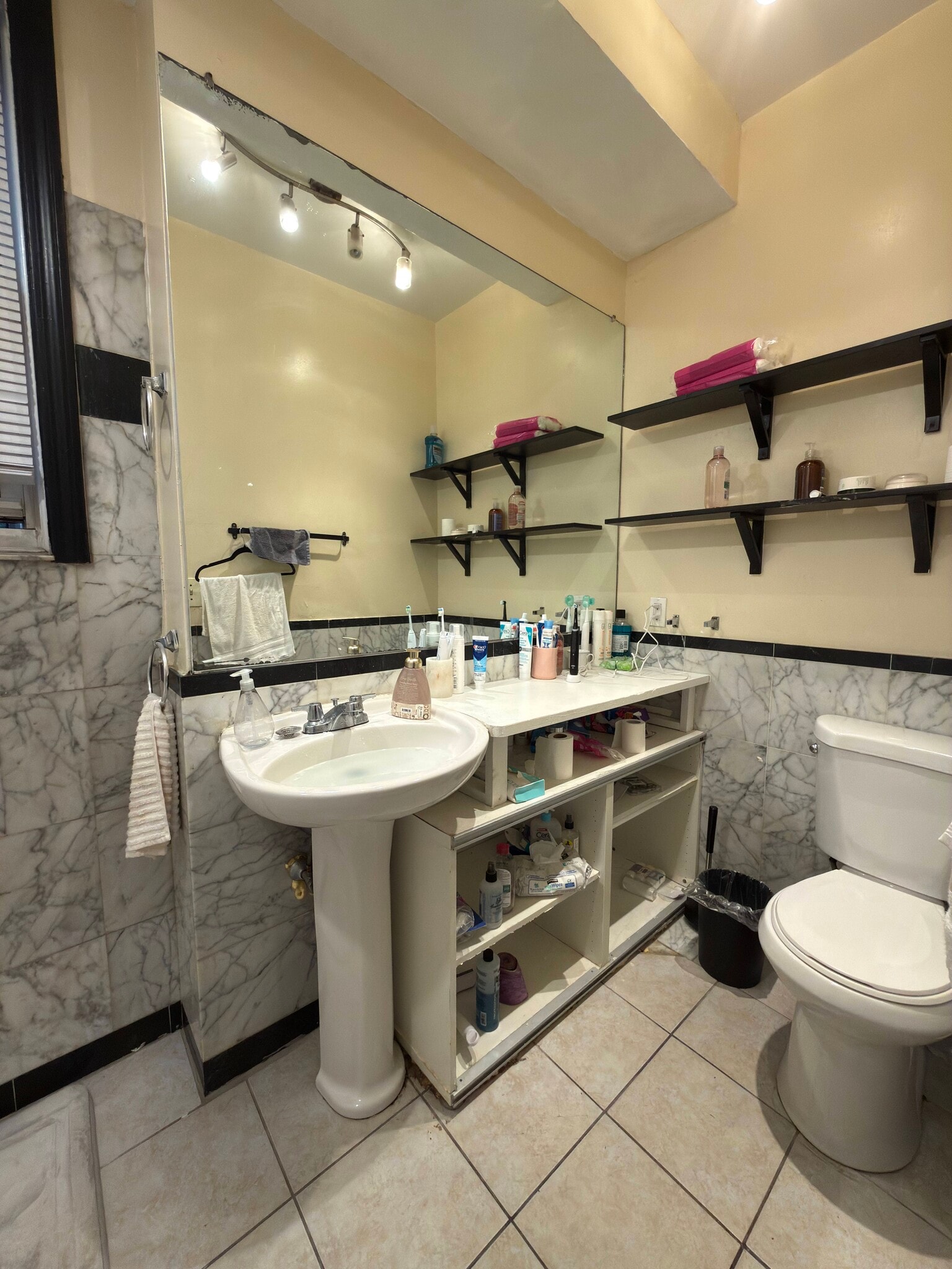 Building Photo - 56 Park Vale Ave