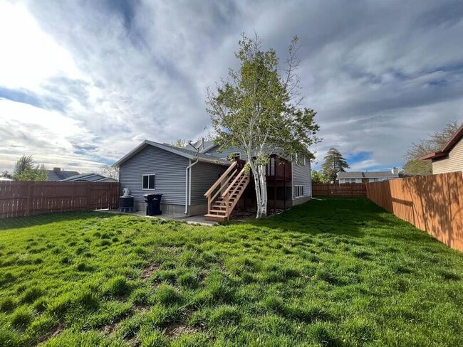Building Photo - 11301 Sandy Ridge Dr