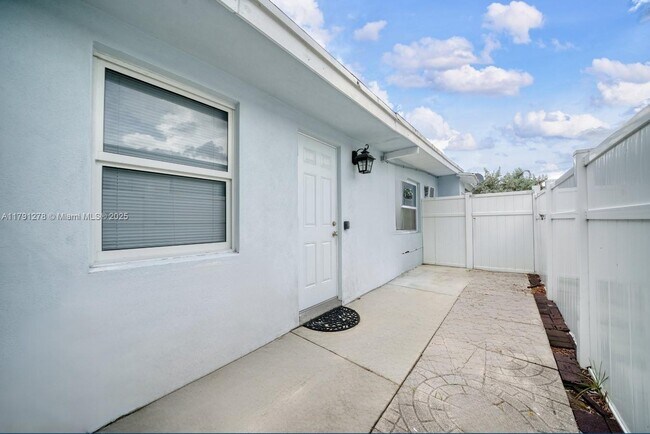 Primary Photo - 1041 NE 9th Ave