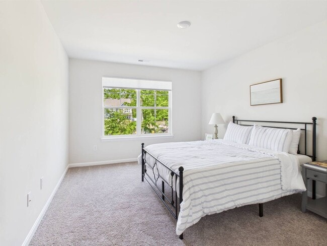 Building Photo - Stunning 5 Bedroom 4.5 Bathroom Located in...