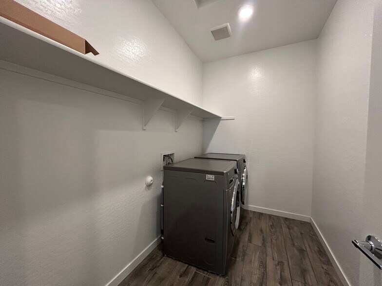 Building Photo - 1146 E Weatherby Way