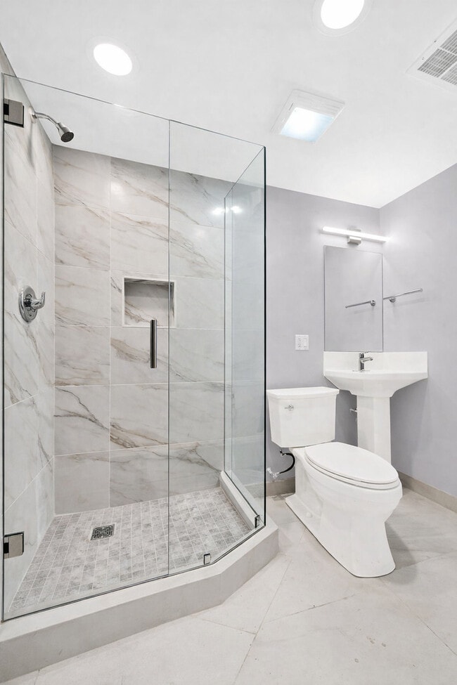 Building Photo - 2704 W 24th Pl