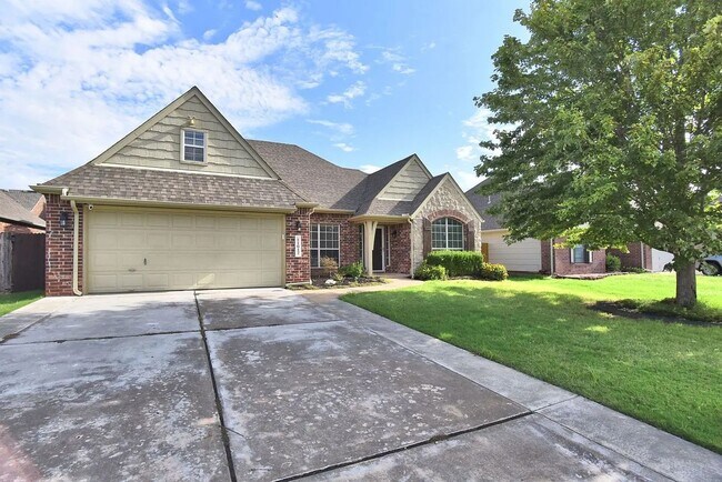 Building Photo - Beautiful 4 Bed 2.5 Bath Property in South...