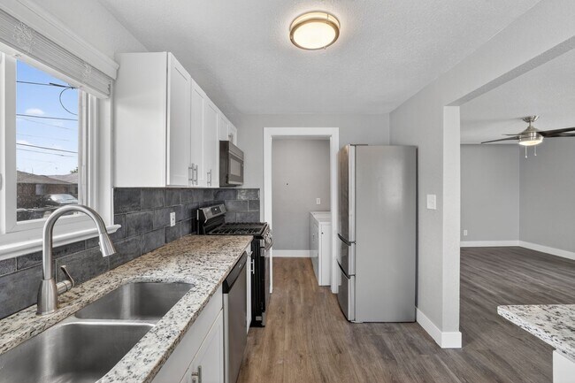Building Photo - 2 bed 1 bath - Remodeled Home in Denver!
