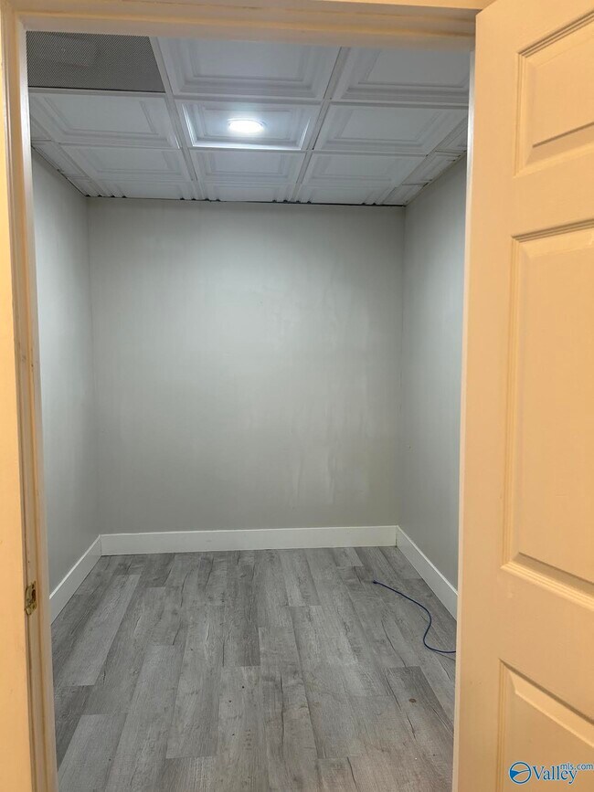 Building Photo - 2012 Fairway Hills Dr